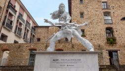 Aloy conquista Firenze: una statua celebra l’uscita del gioco (e le donne)